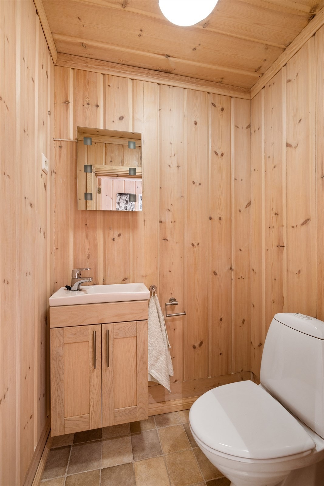 I tillegg til badet har hytta et praktisk toalettrom som er innredet med toalett og skapservant - ideelt for gjester! Galleribilde