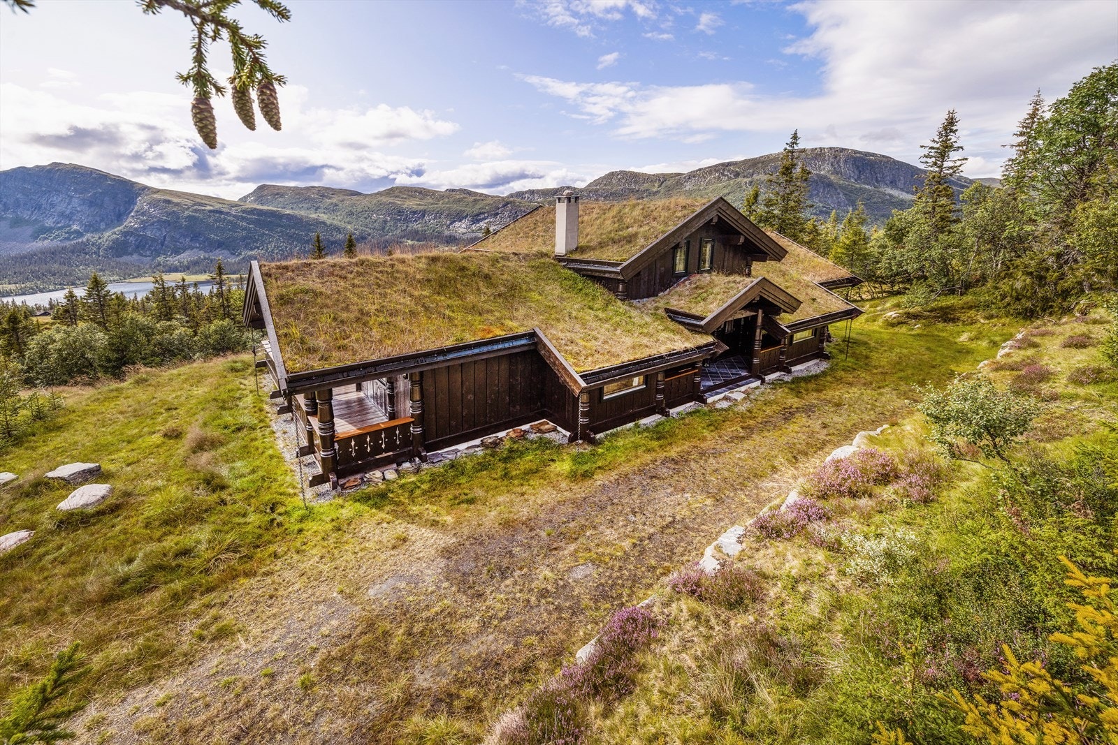 Hytta har en fantastisk beliggenhet med flott utsikt mot Haglebuvannet og Haglebunatten, samt svært gode solforhold. Galleribilde