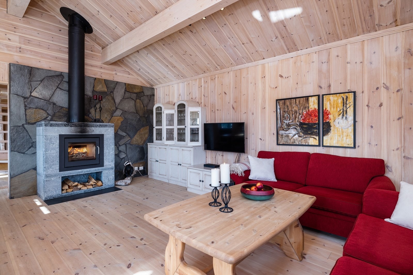 Blikkfanget i rommet er den innmurte peisinnsatsen og den skiferkledde pipen. Galleribilde