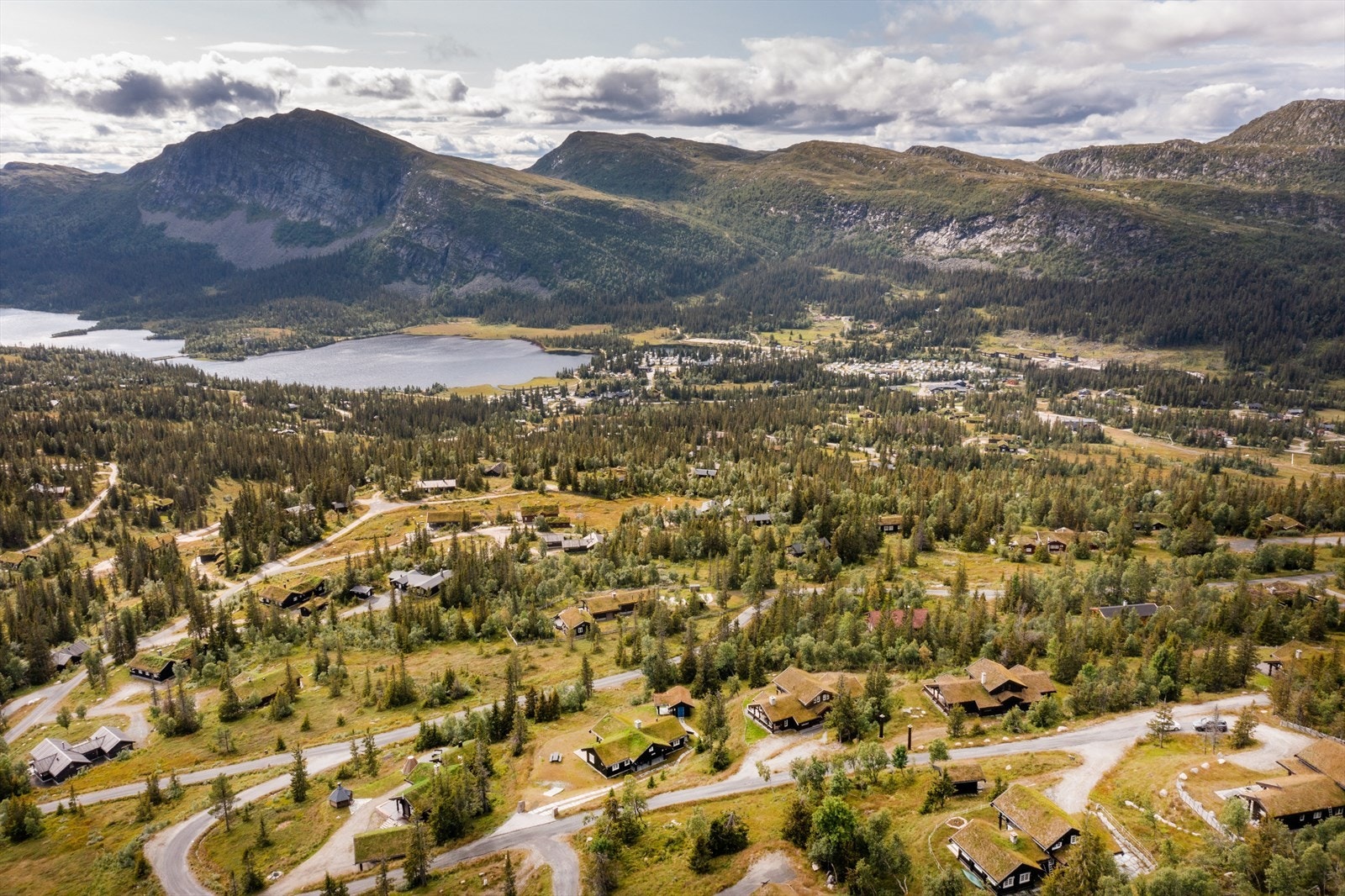 Fra hytta er det kun ca 20 min kjøring til Eggedal med forretninger, trelast, restaurant med mer. Galleribilde
