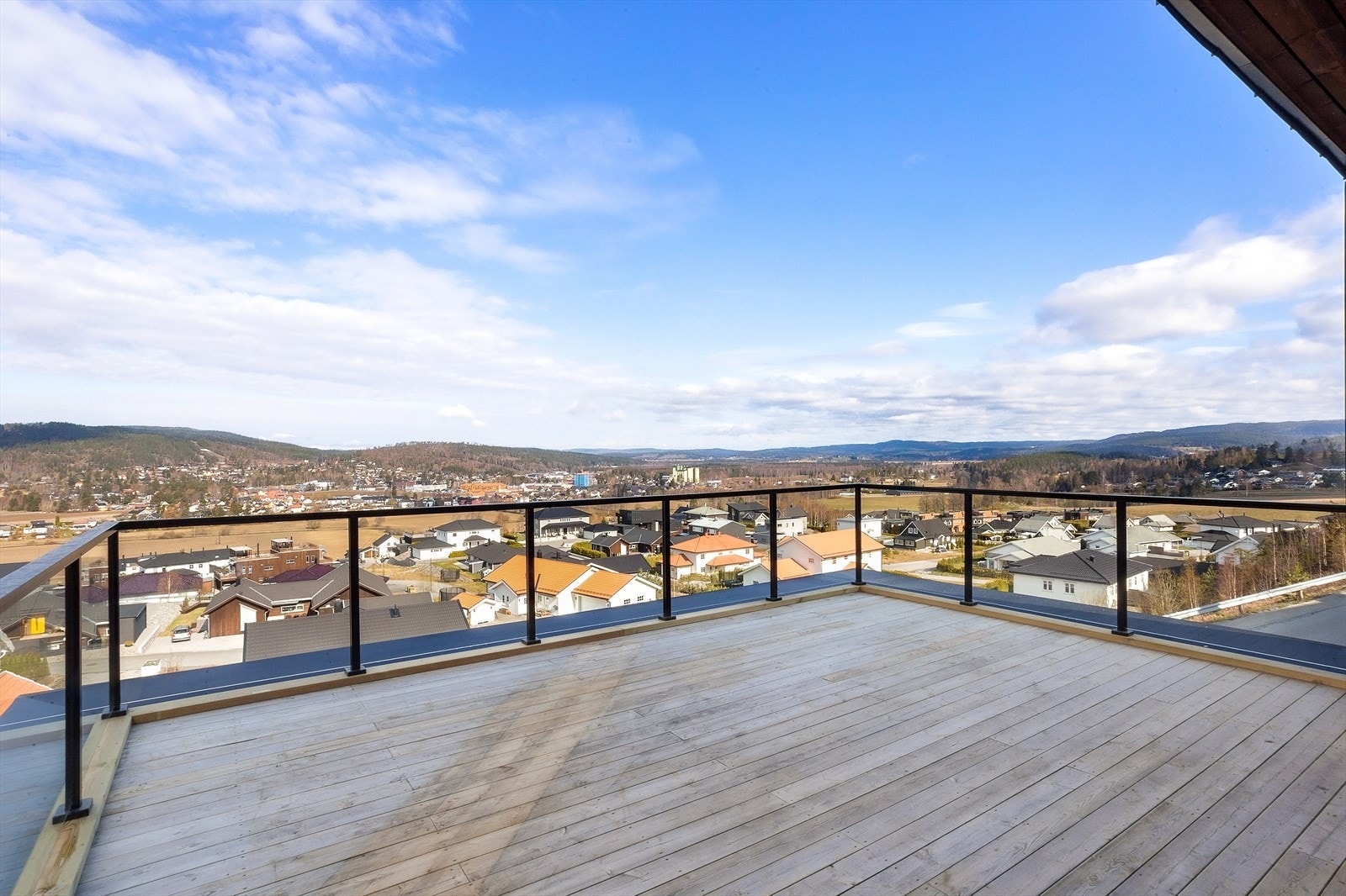 Terrassen har en flott utsikt over Bjørkelangen. Galleribilde