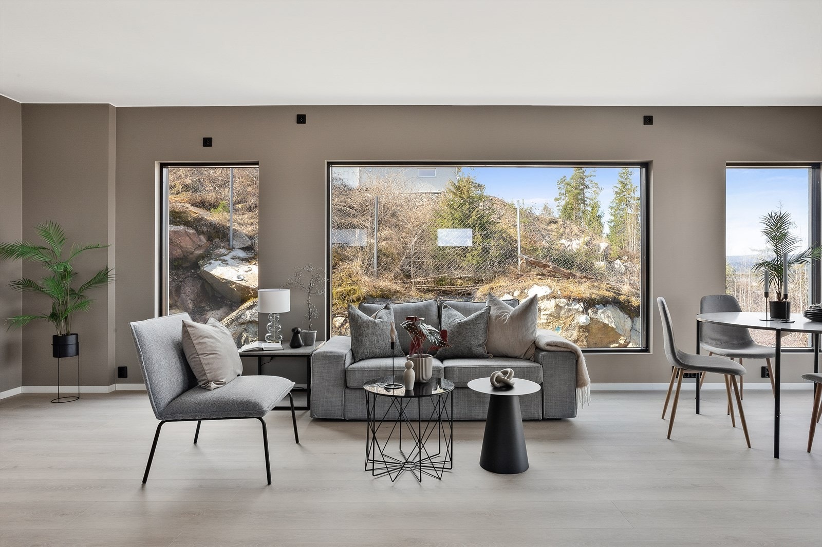 Etasjen har plass til en stor sittegruppe og har en flott farge som gir en lun atmosfære. Galleribilde