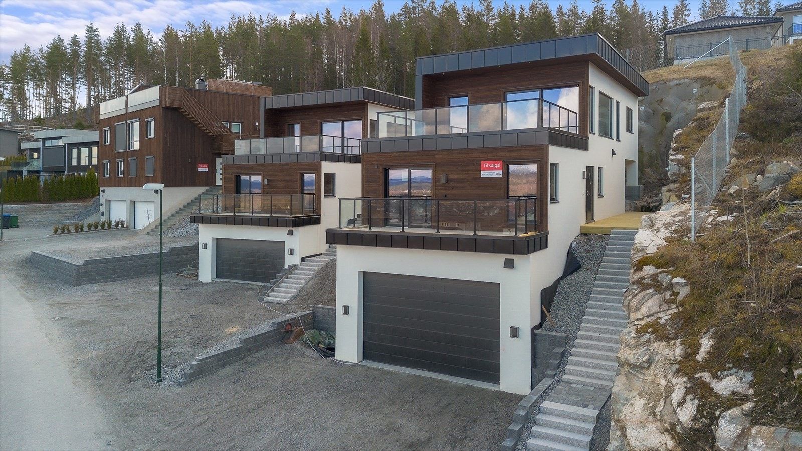 E hus som imponerer fra alle vinkler, med en fasade som utstråler moderne design. Galleribilde