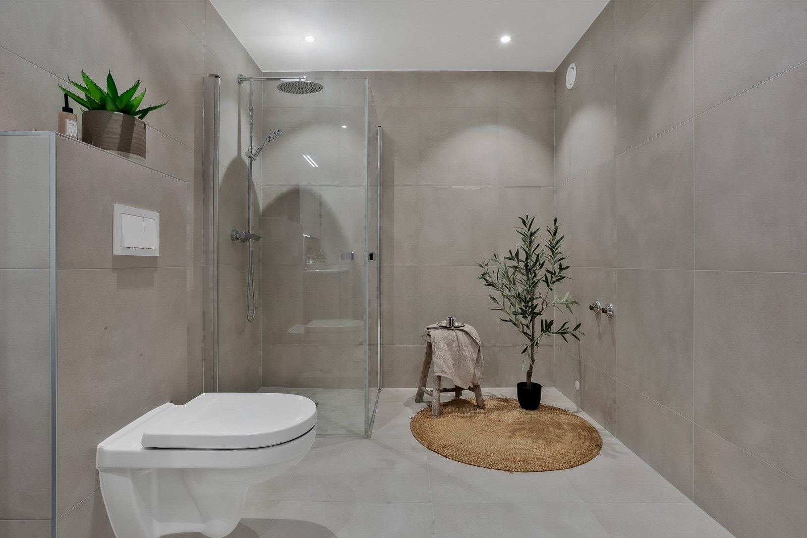 Badet har flotte fliser og det er gjort klart for eventuelt badekar. Galleribilde