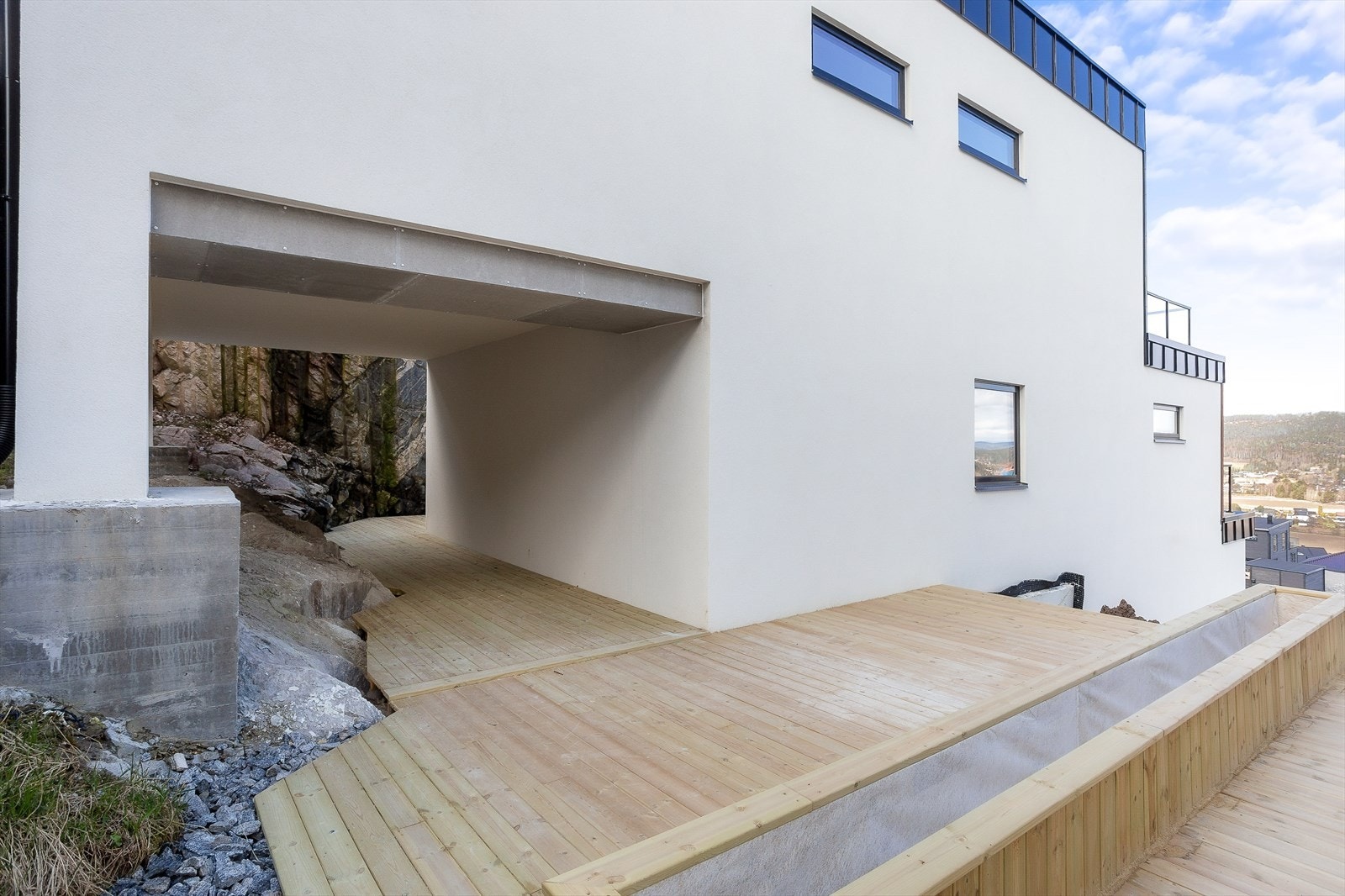 Platting som strekker seg fra hovedinngangen til andre siden av huset. Galleribilde