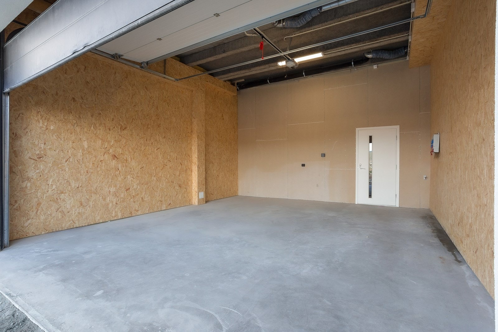 Stor og romslig garasje med god takhøyde. Galleribilde