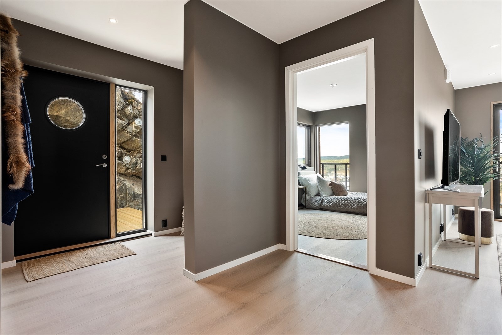 En moderne gang som kombinerer design og funksjonalitet. Galleribilde