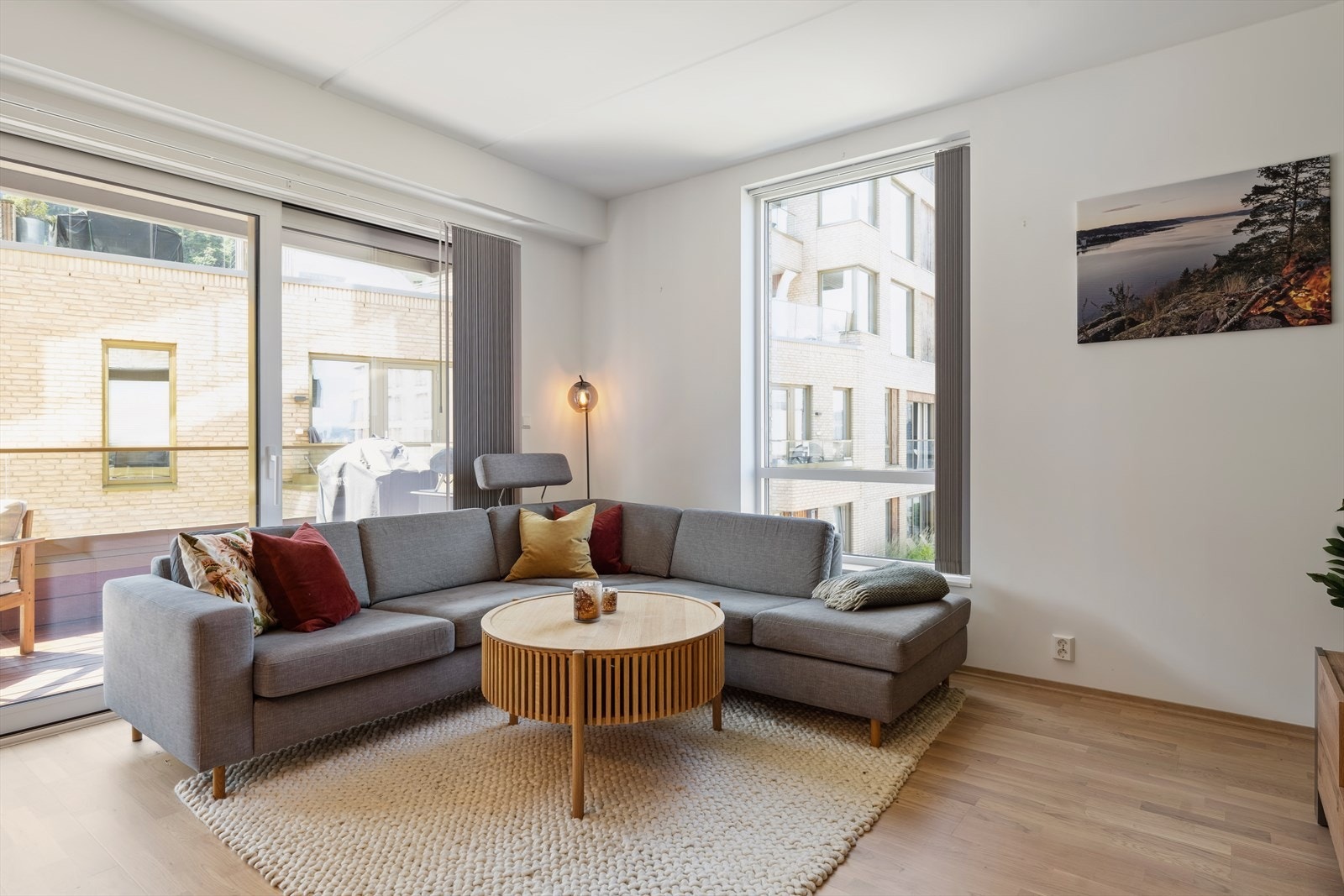 Mye innlys med store vindusflater Galleribilde