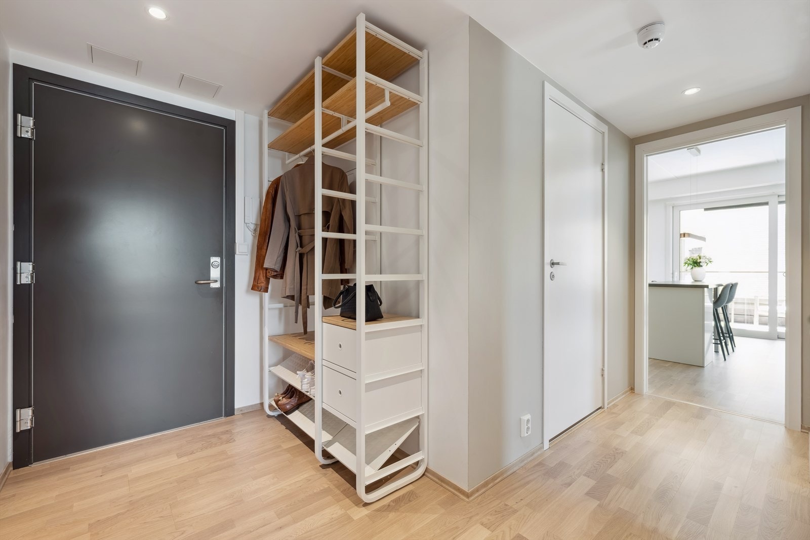 Gangen har praktisk oppbevaringsløsning (medfølger salget) Galleribilde