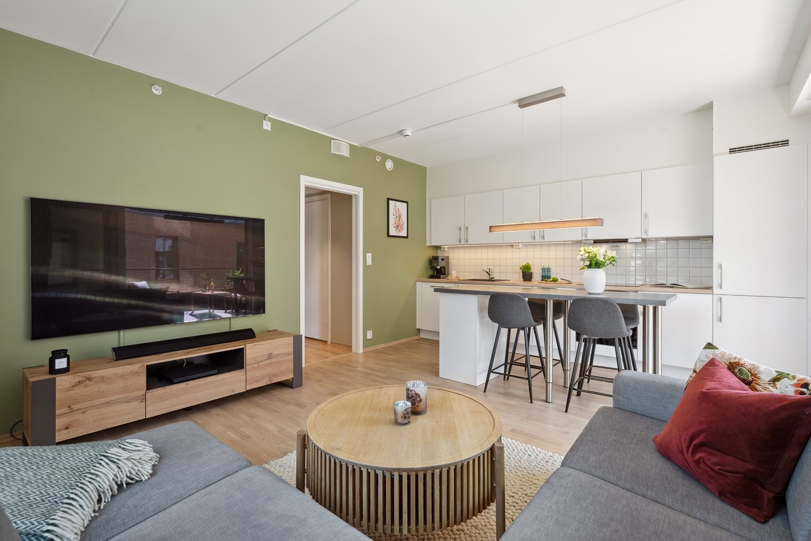 Leiligheten har stue og kjøkken i åpen løsning Galleribilde