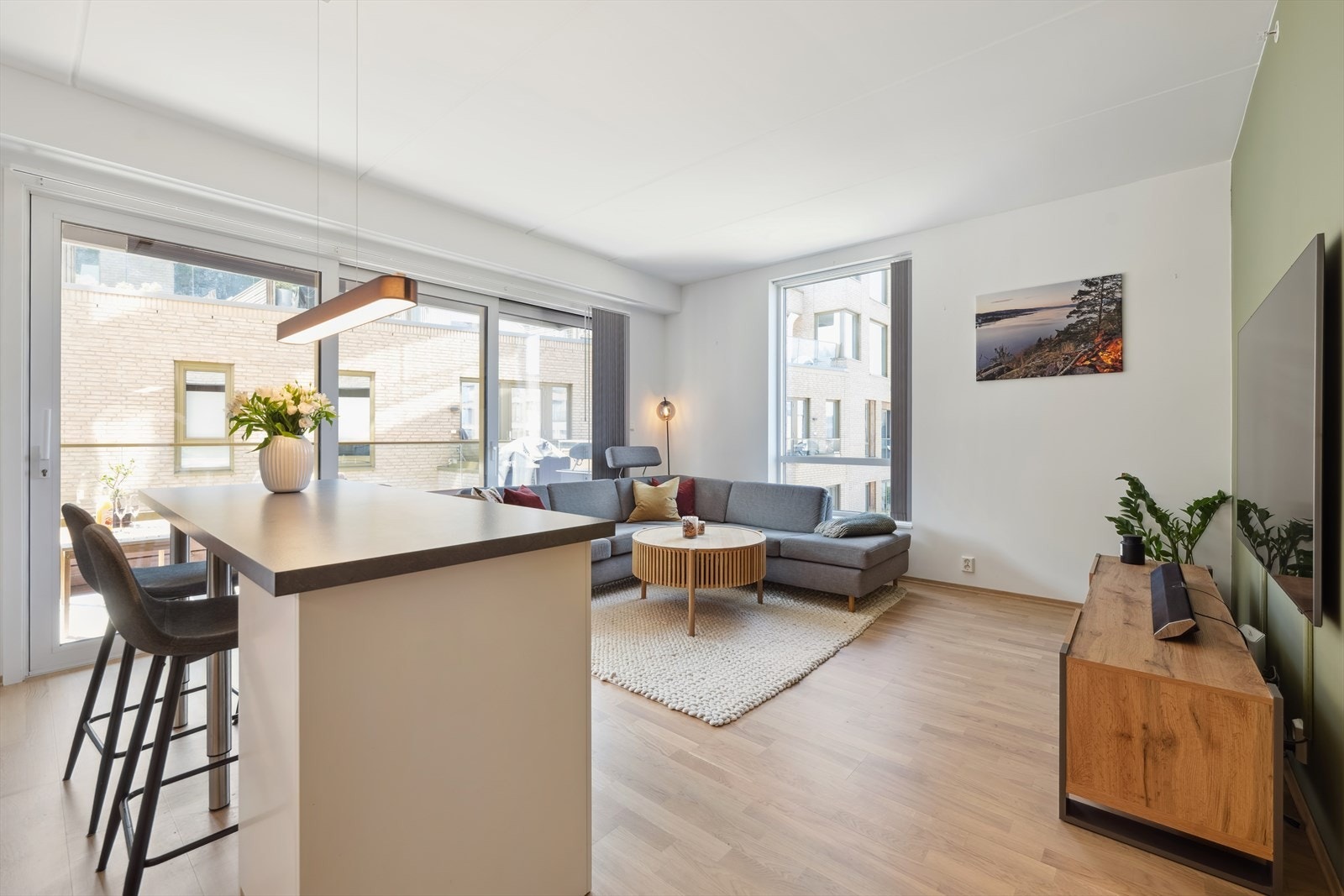 Det er 3 stavs eikeparkett i stue/kjøkken og gipsvegger Galleribilde