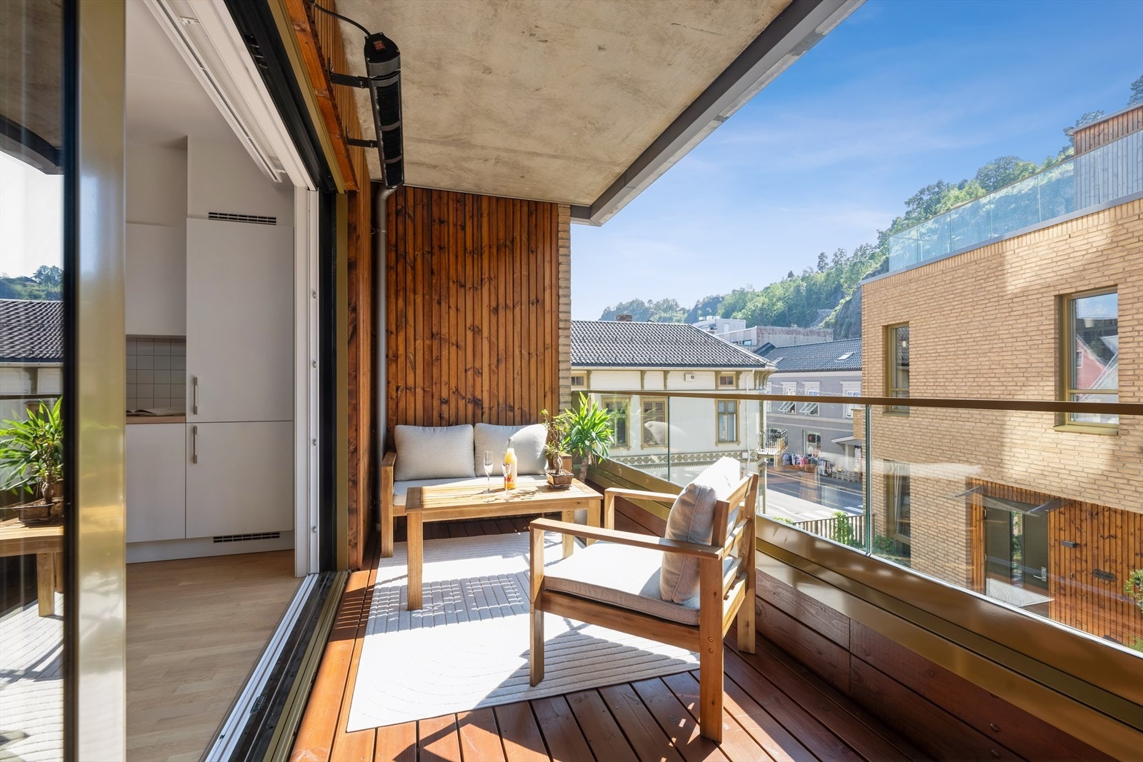 Vestvendt balkong med plass til både utemøbler og grill Galleribilde