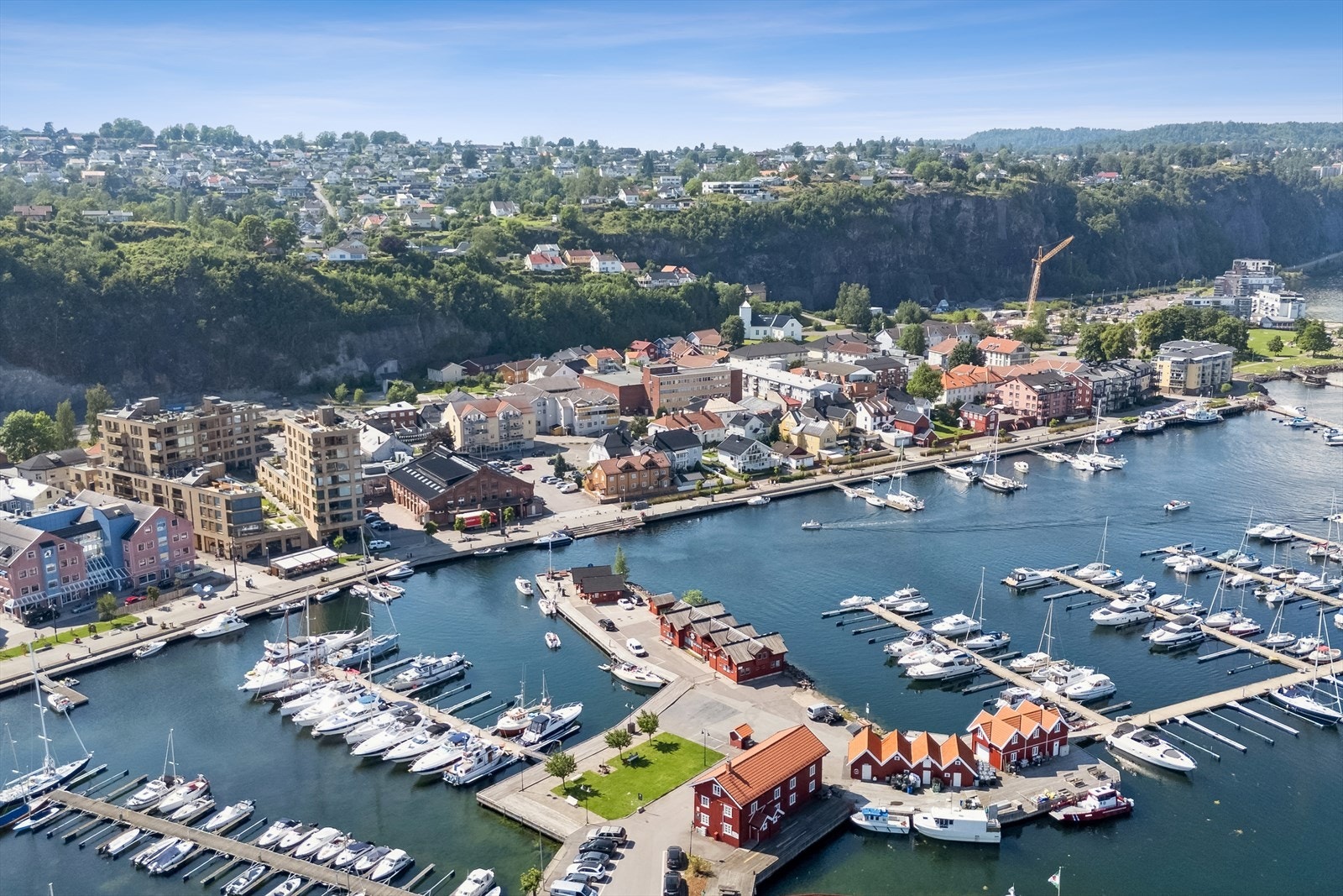 Leiligheten er beliggende i hjertet av Holmestrand sentrum Galleribilde