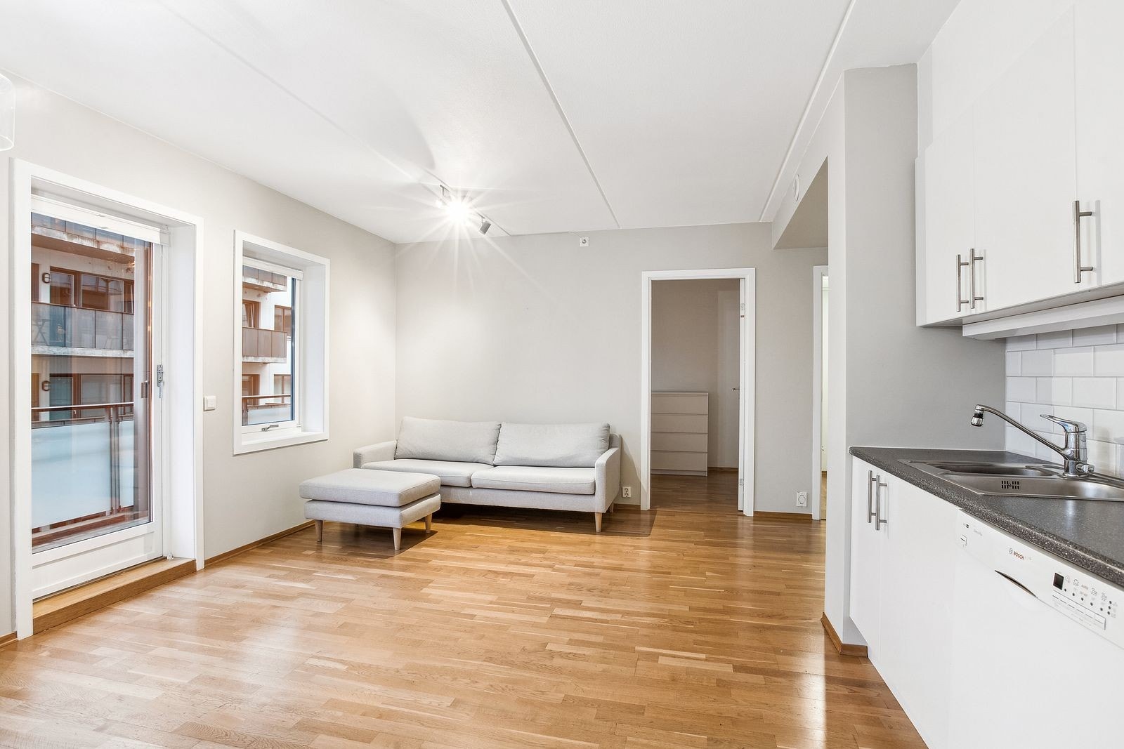 Moderne 3-roms leilighet med stor balkong og dagligvareforretning i første etasje Galleribilde