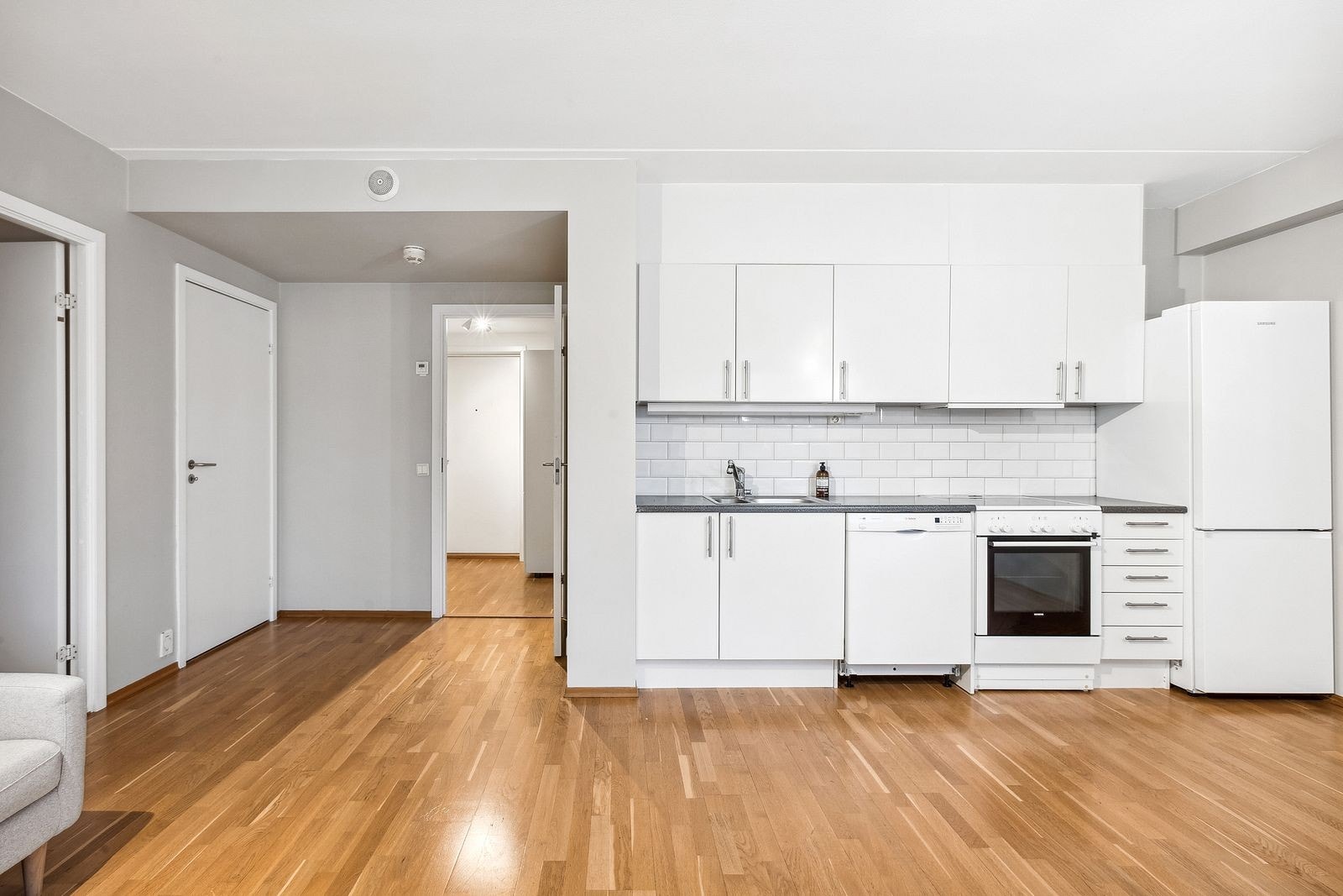 Leiligheten har åpen stue og kjøkkenløsning Galleribilde