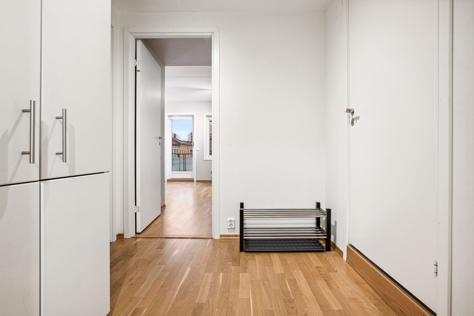 Gang med garderobeskap Galleribilde