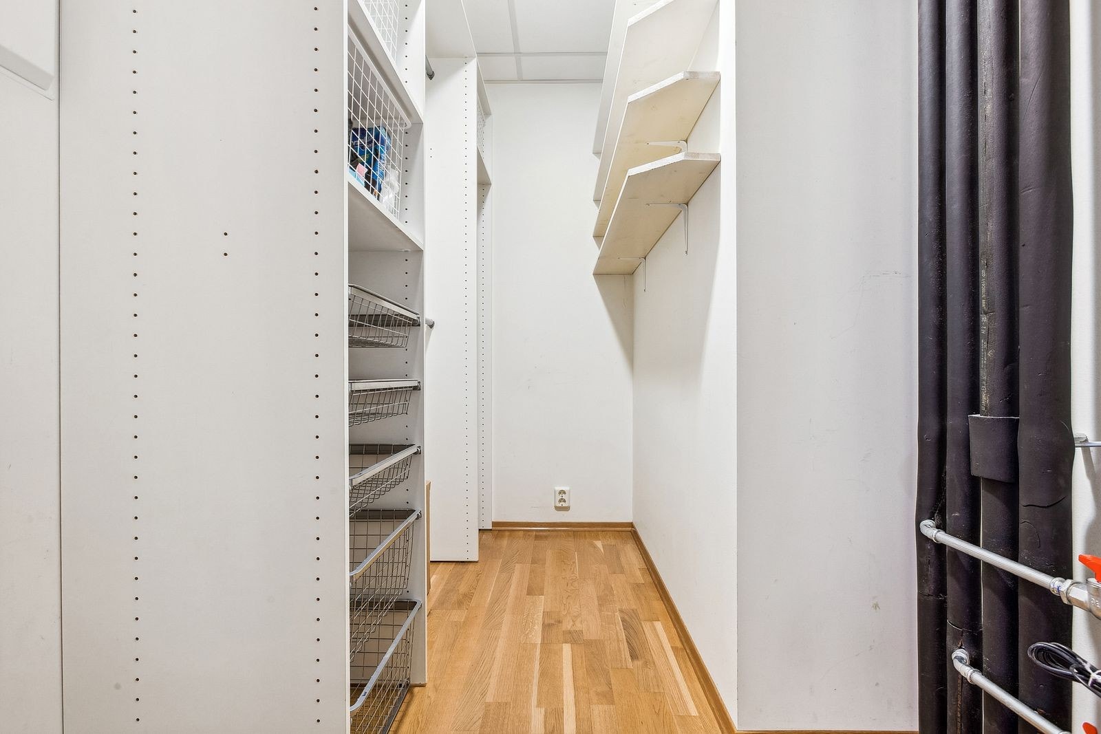 Innvendig bod - her er det god lagringsplass i åpen garderobeløsning Galleribilde