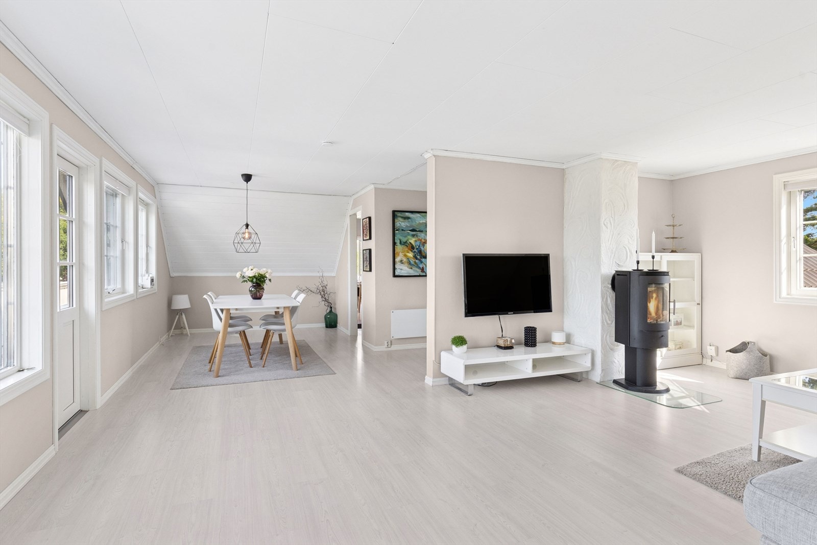 I tilknytning til kjøkkenet ligger en romslig vinkelstue med store, gjennomgående vindusflater og utgang til terrasse. Galleribilde