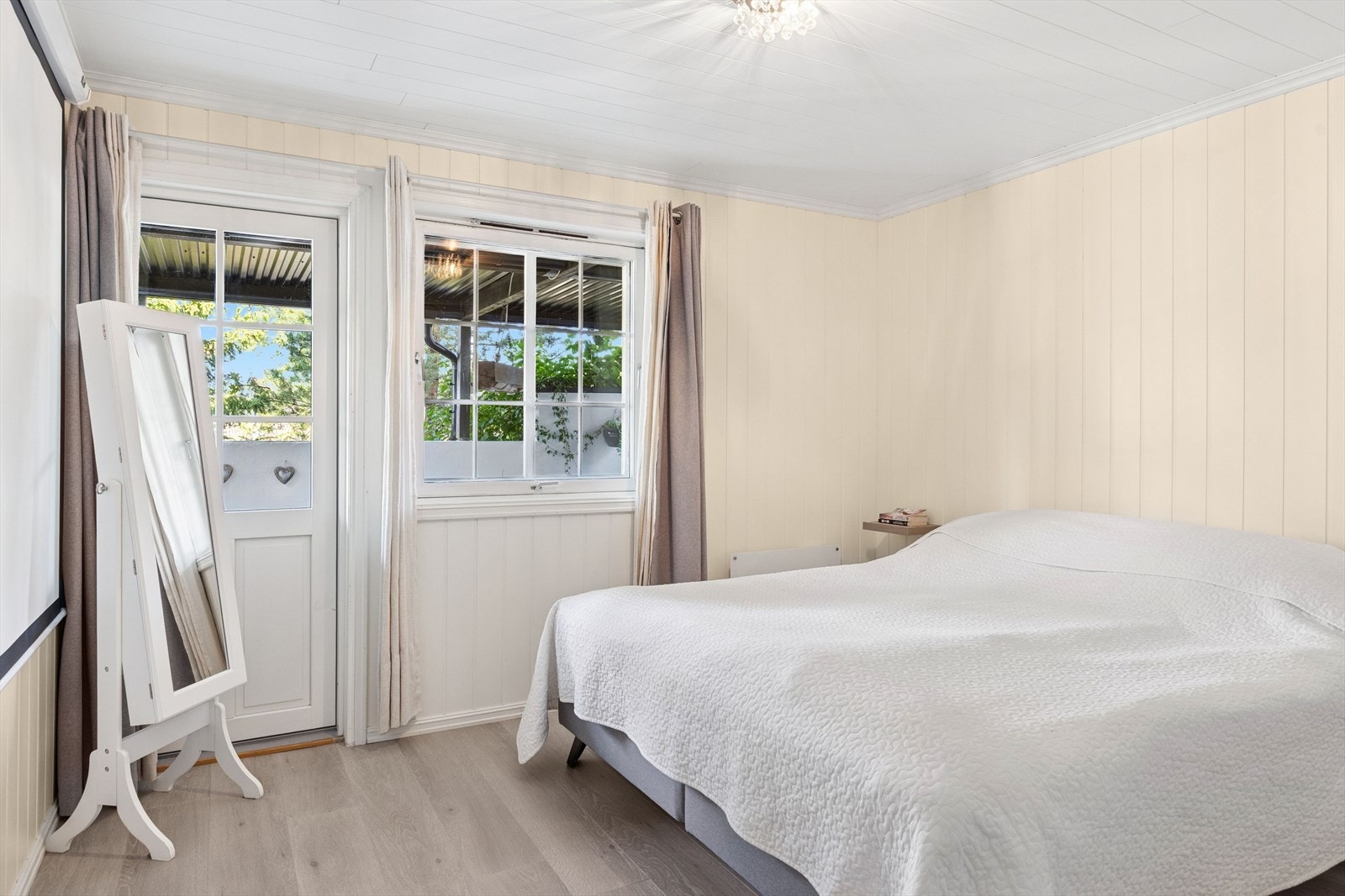 Boligen har tre fine soverom. Her er det utgang til en av boligens uteområder. Galleribilde