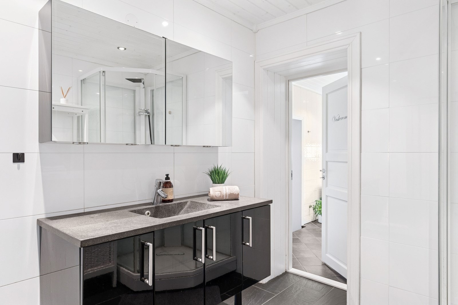 Badet fremstår som moderne og funksjonelt, og ble pusset opp i 2009. Galleribilde