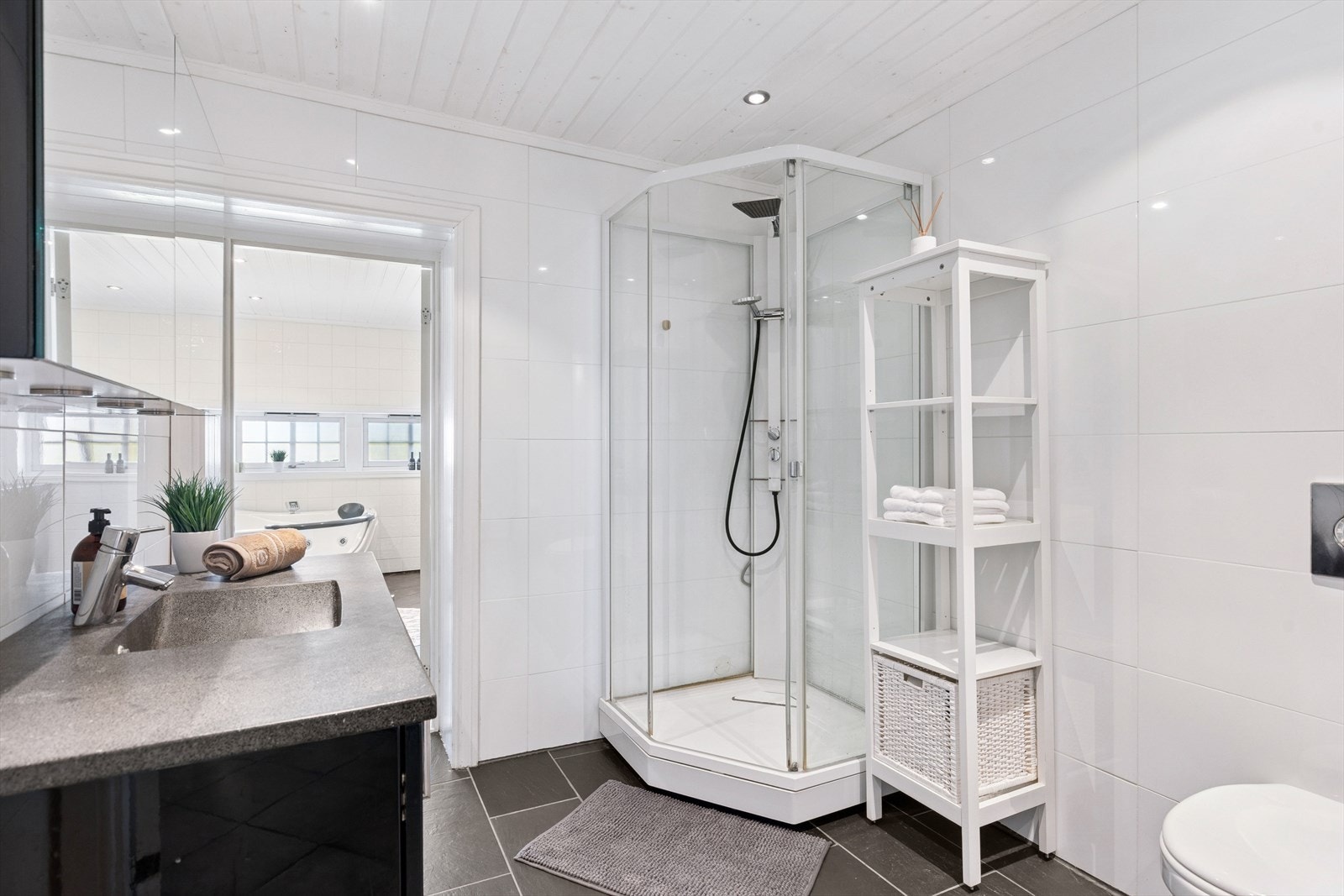Rommet er utstyrt med dusjkabinett som gir en praktisk og vedlikeholdsvennlig løsning for daglig bruk. Galleribilde