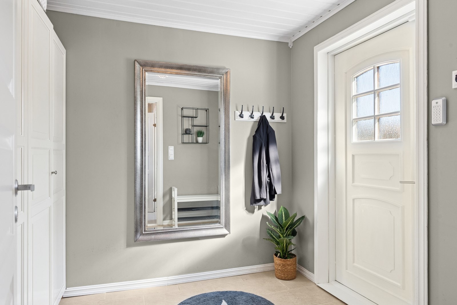 Innvendig mottas du av en lys entré med plass for å henge fra seg yttertøy og sko. Galleribilde