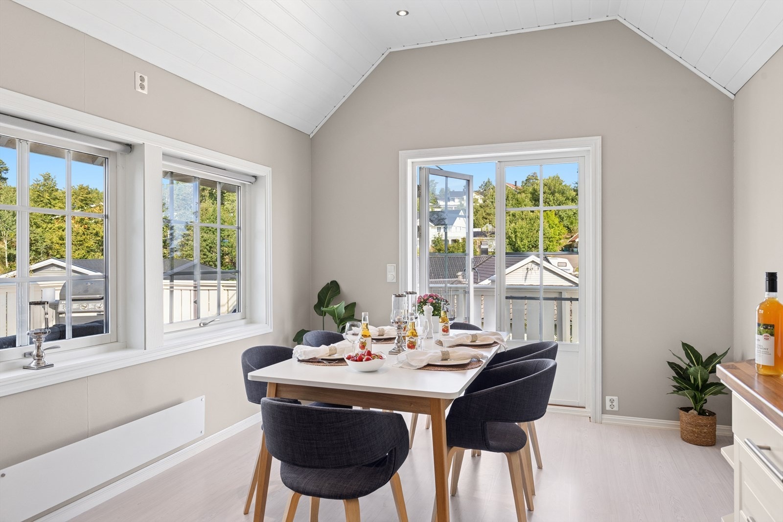 Spisestuen med plass til større spisebord og utgang til en av boligens flere uteplasser. Galleribilde