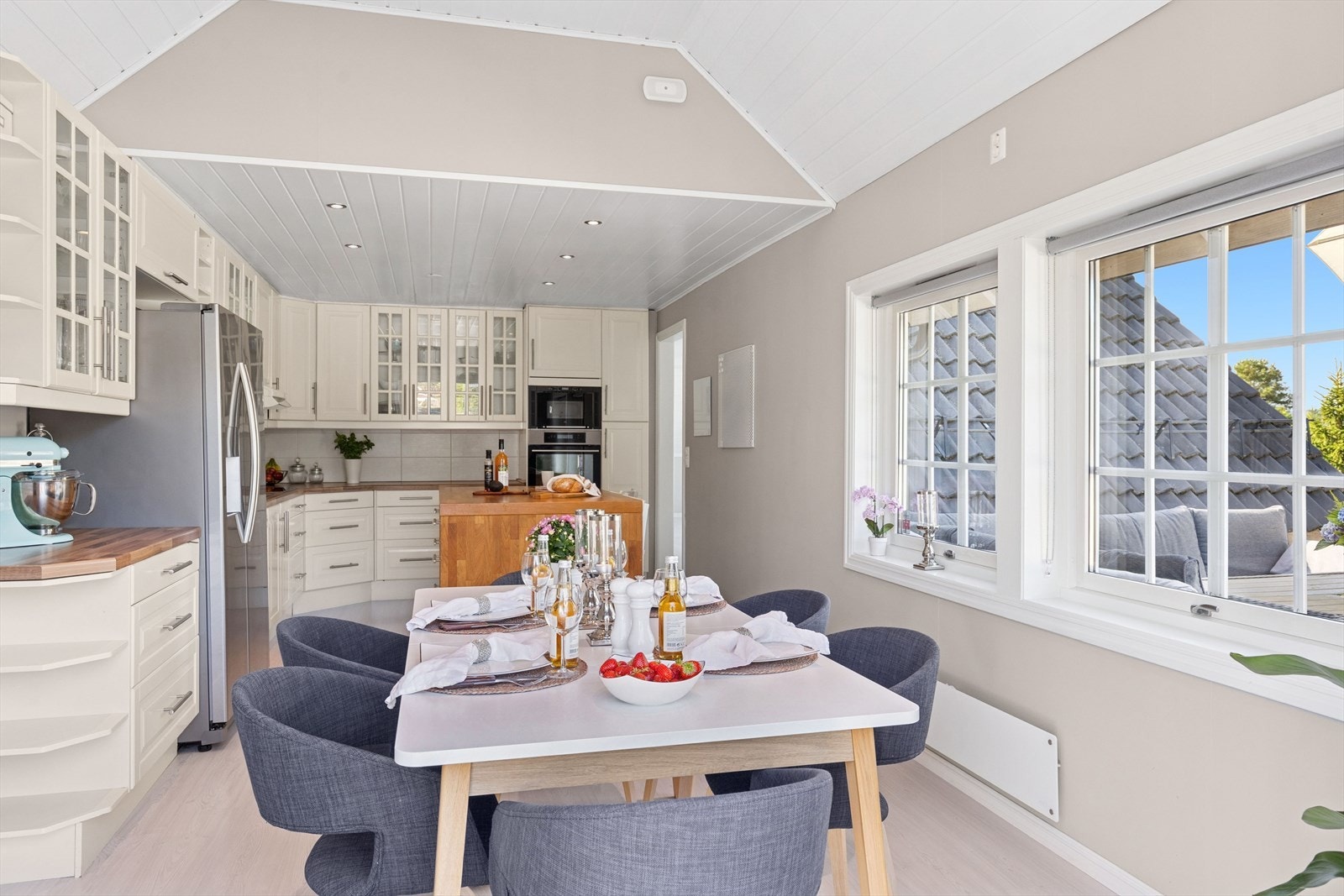 Kjøkkenet fremstår som et sosialt allrom med gode arbeidssoner og en romslig spiseplass. Galleribilde