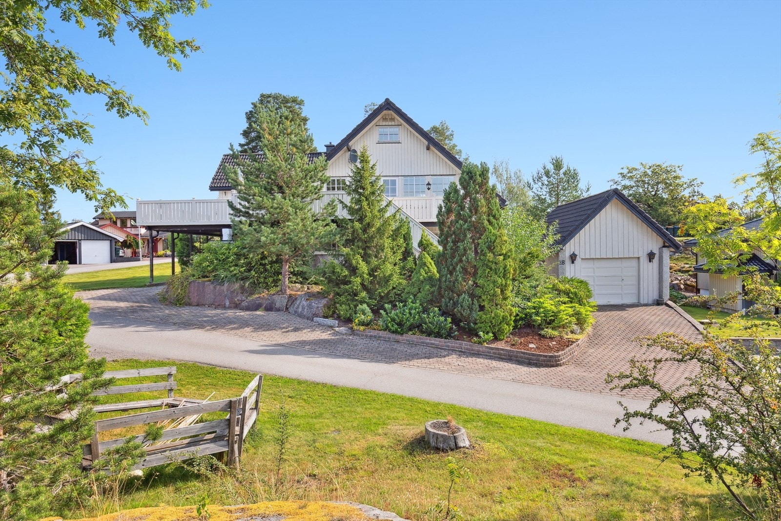 Parkeringsmuligheter i gårdsplass, samt. enkelgarasje. Galleribilde