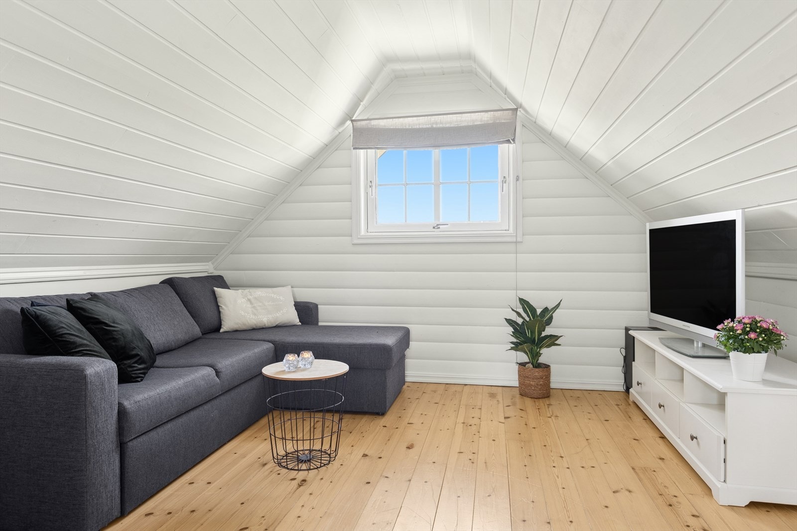 Loftet er i dag innredet som loftsstue. Galleribilde