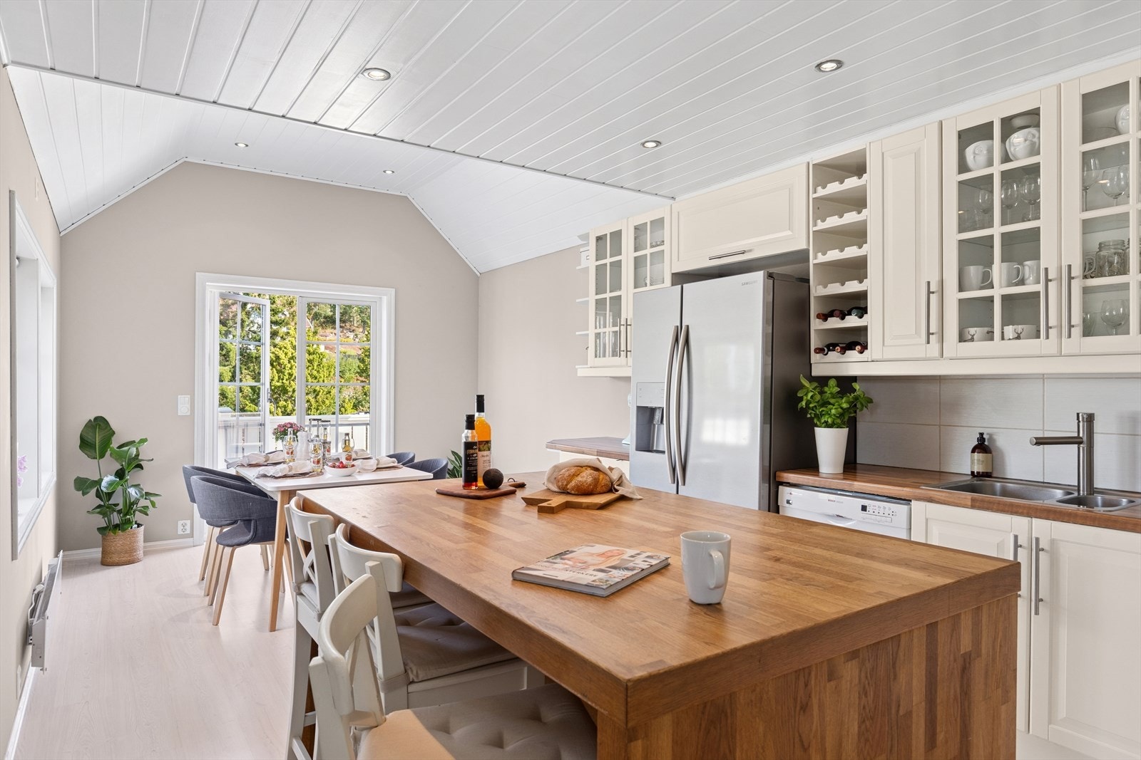 Her er det god plass til matlaging og oppbevaring, og kjøkkenet er utstyrt med integrert mikroovn, koketopp og stekeovn. Galleribilde