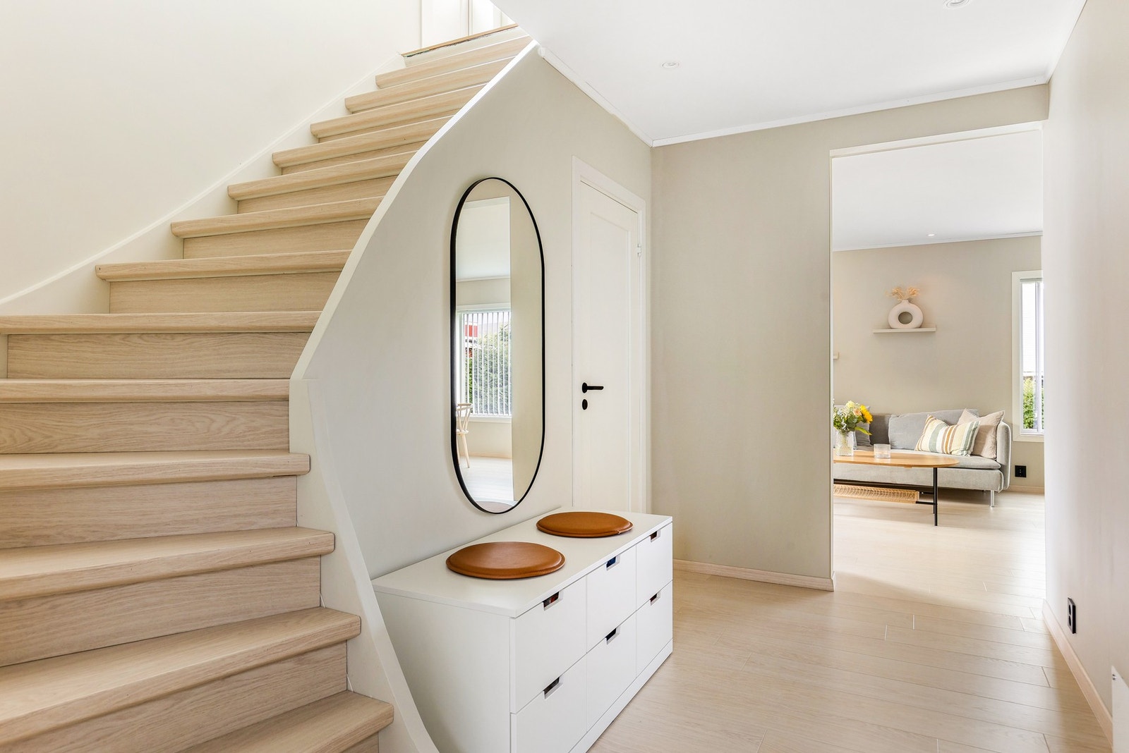 Gjennomgående moderne stil i 1. og 2. etasje Galleribilde