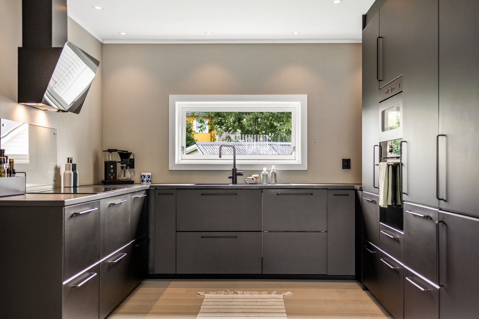 Rålekkert kjøkken med integrerte hvitevarer og svært god plass Galleribilde