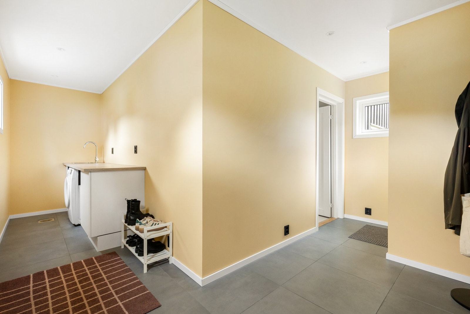 Vegger og tak er lektet ut og isolert. Tekket med gips og spotter i tak Galleribilde