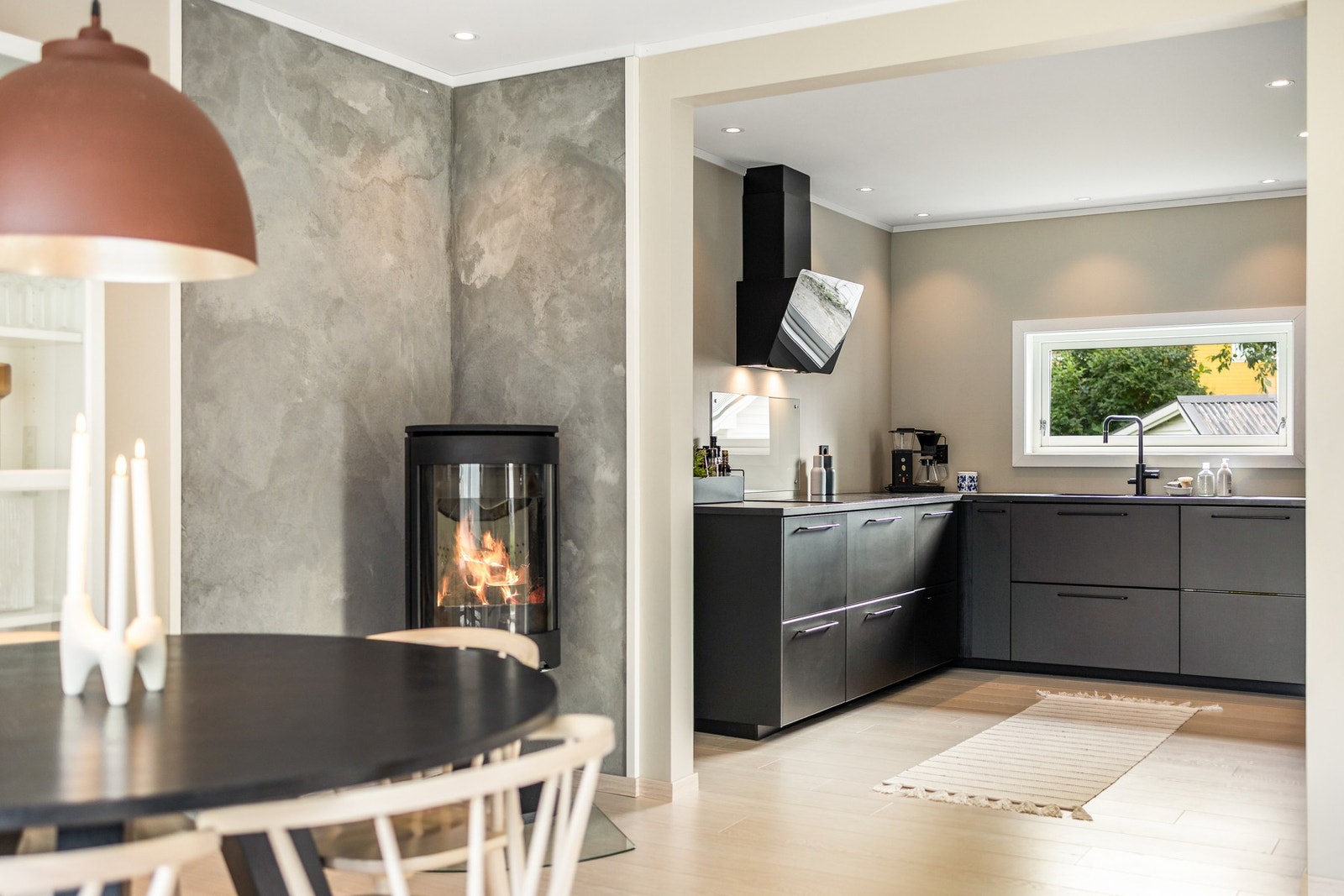 Stuen og kjøkken er etterisolert, og har i tillegg ny varmepumpe og vedovn Galleribilde