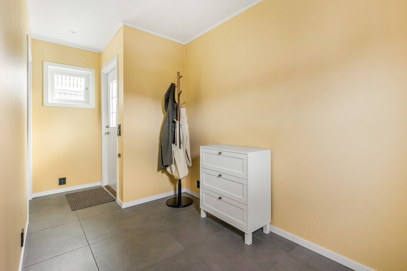 Entré/vaskerom totalrenovert. 60x60 flis på gulv med varmekabler Galleribilde