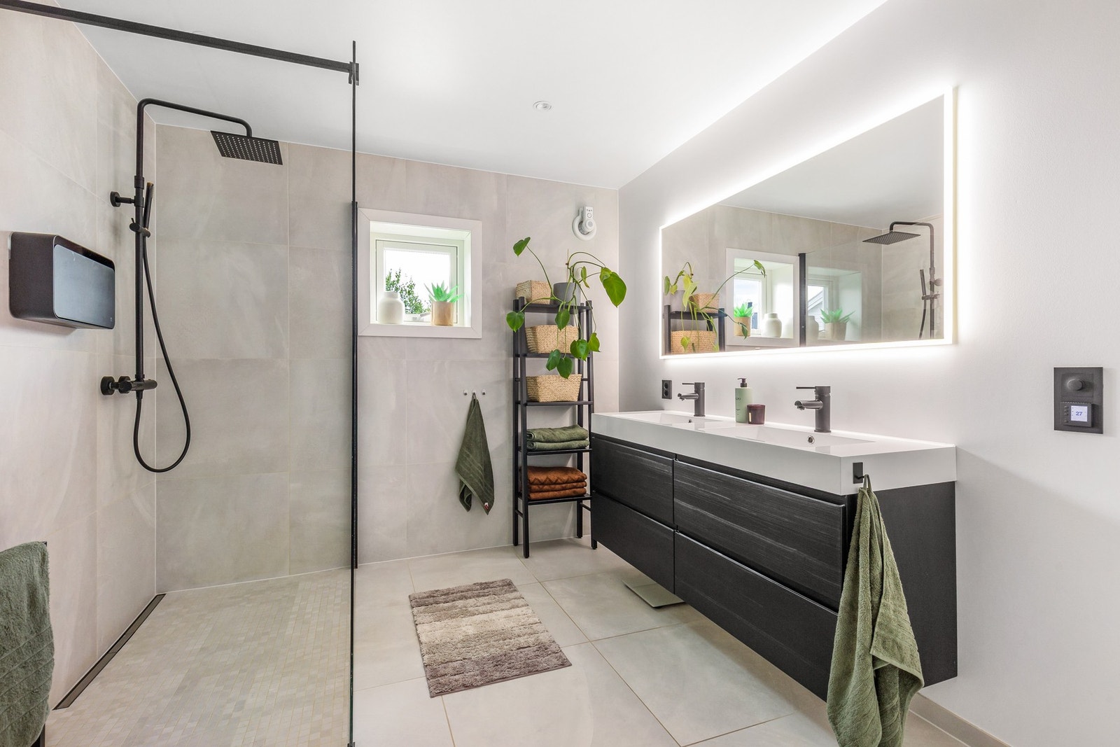 Våtrommet har innredning med servantskap med dobbel vask, vegghengt toalett og dusjnisje med nedsenk Galleribilde