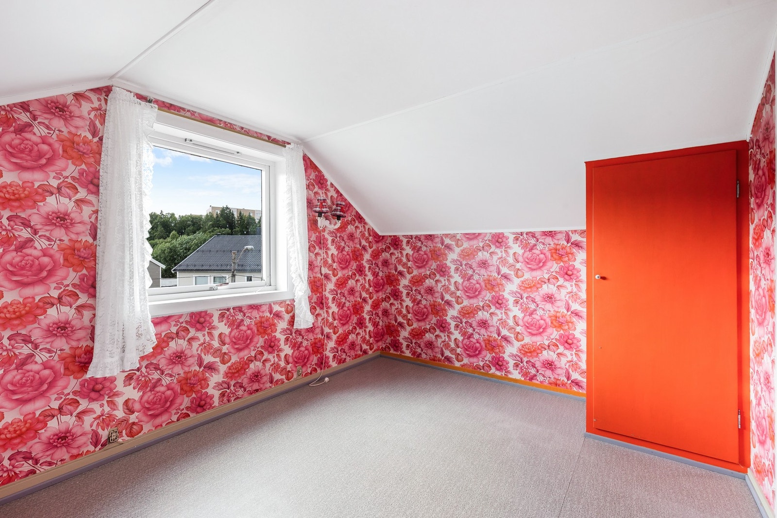 Rom innredet som soverom, det bemerkes at det ikke finnes tegninger av etasje, og at soverommet ikke er godkjent for varig opphold Galleribilde