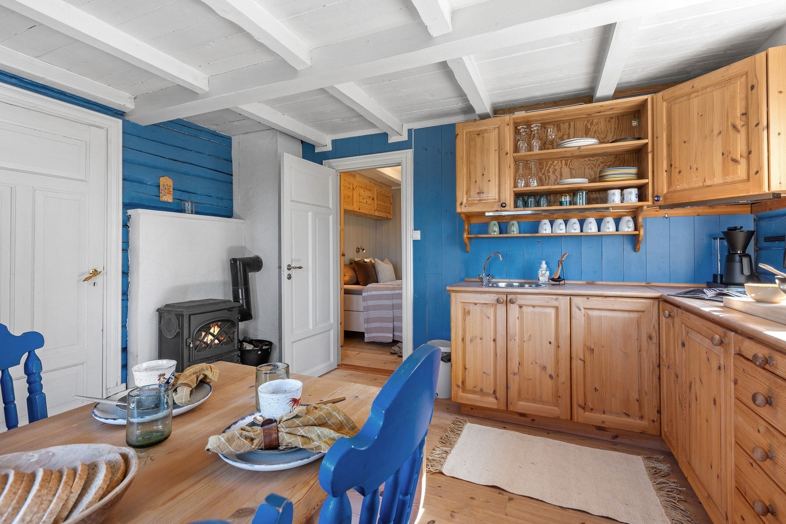 Kjøkkenet er utstyrt med en vedovn. Galleribilde