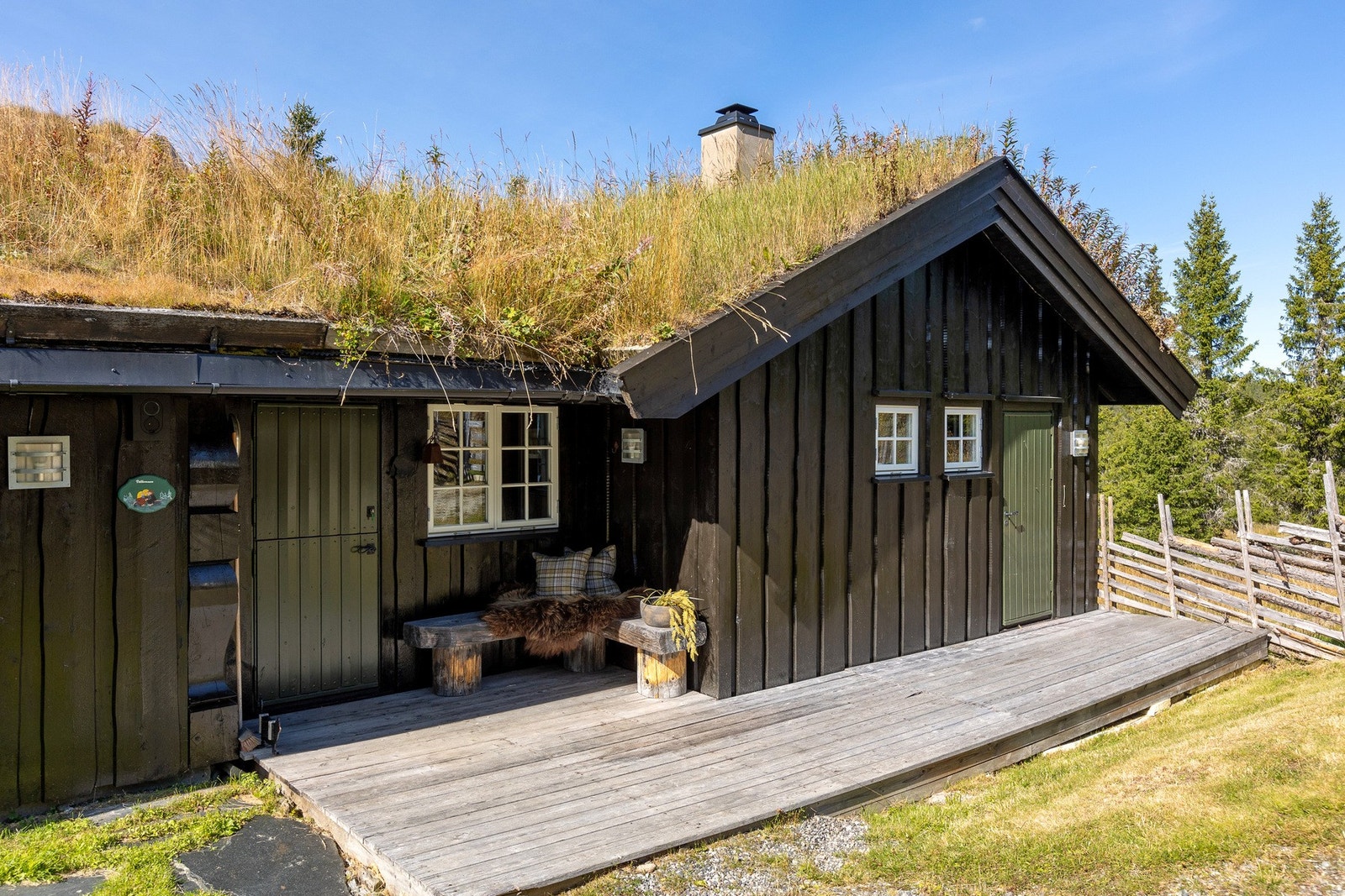 Koselig inngangsparti med en platting hvor morgensolen kan nytes. Galleribilde