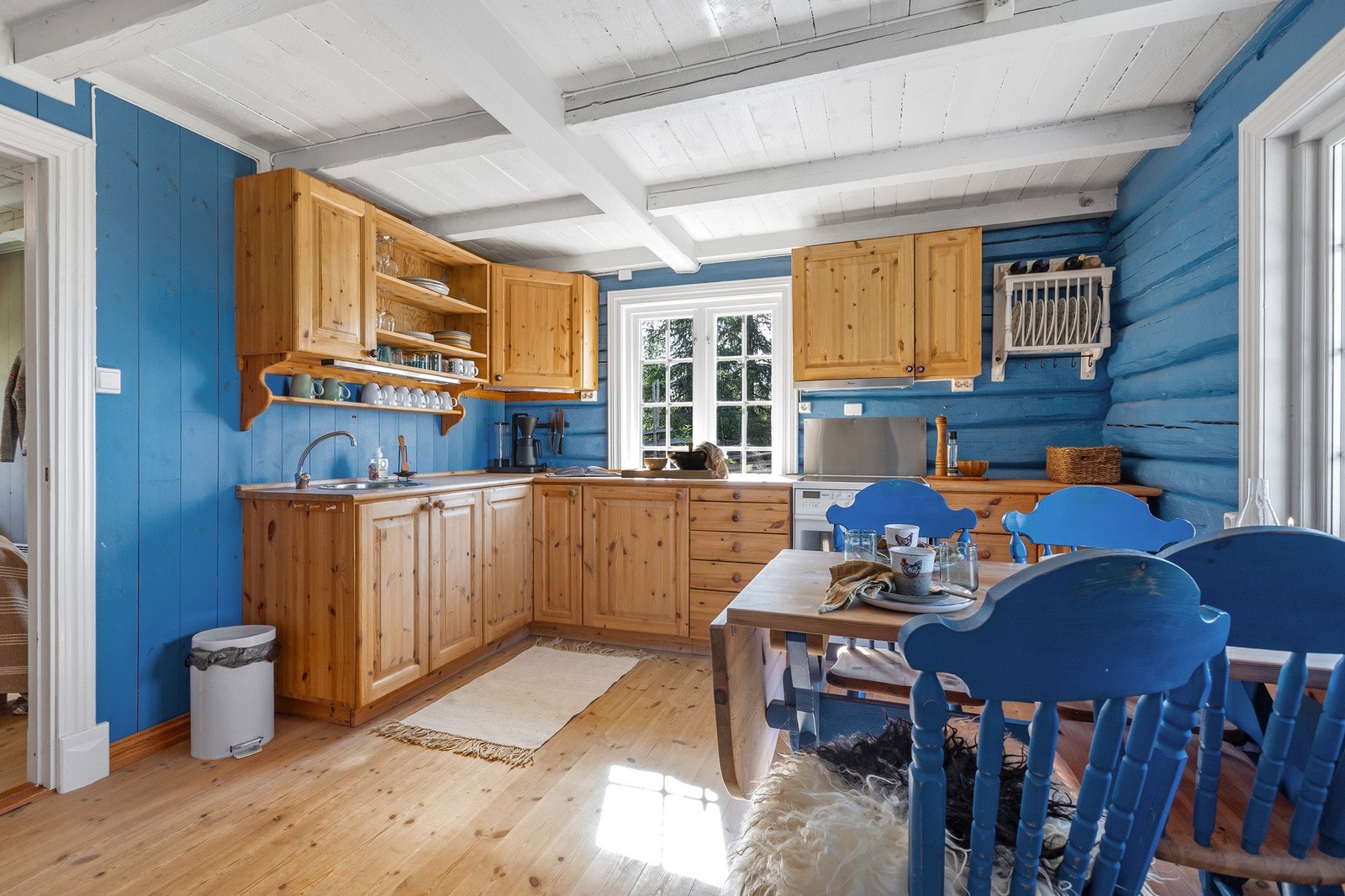 Trivelig og sjarmerende kjøkken med heltre innredning og profilerte fronter. Galleribilde