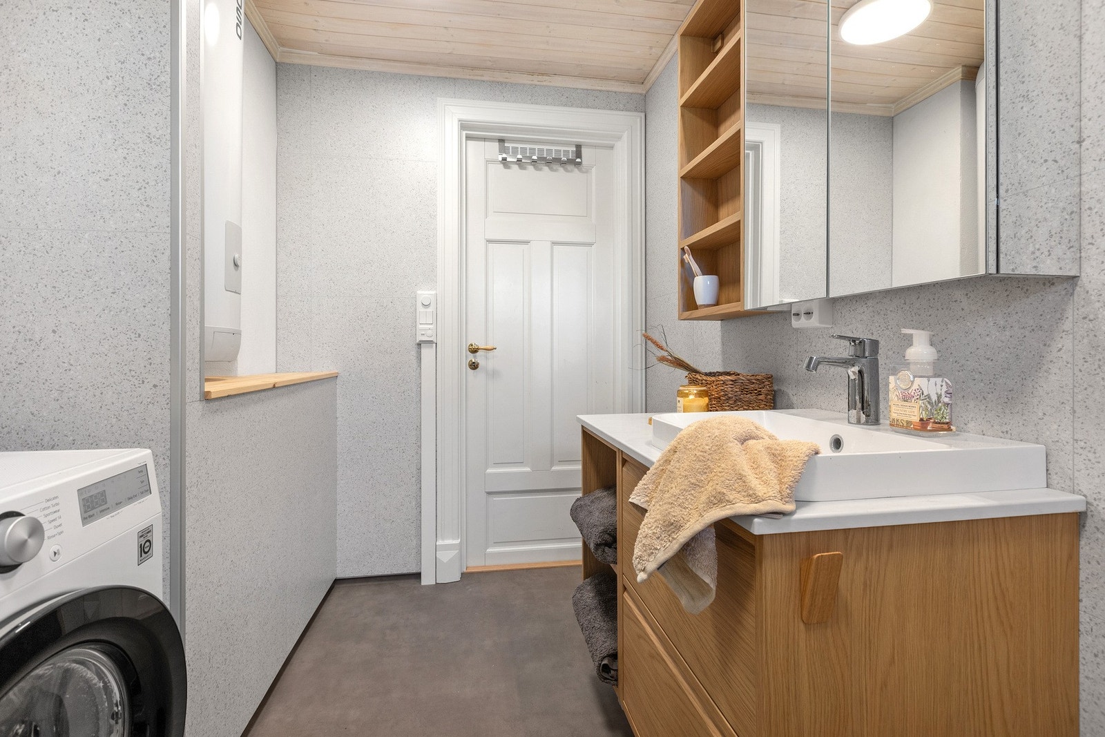 Badet ble oppgradert i 2024, og fremstår moderne, delikat og funksjonelt. Galleribilde