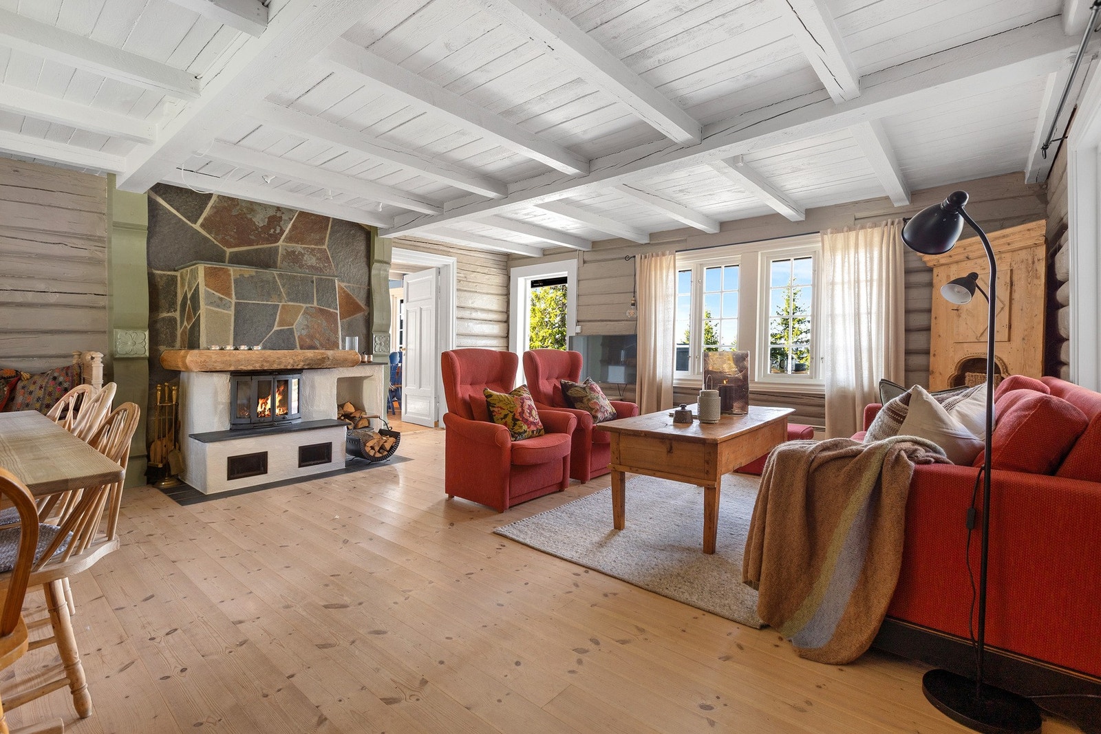 Store vindusflater slipper inn rikelig med dagslys og rammer inn utsikten mot naturen utenfor. Galleribilde