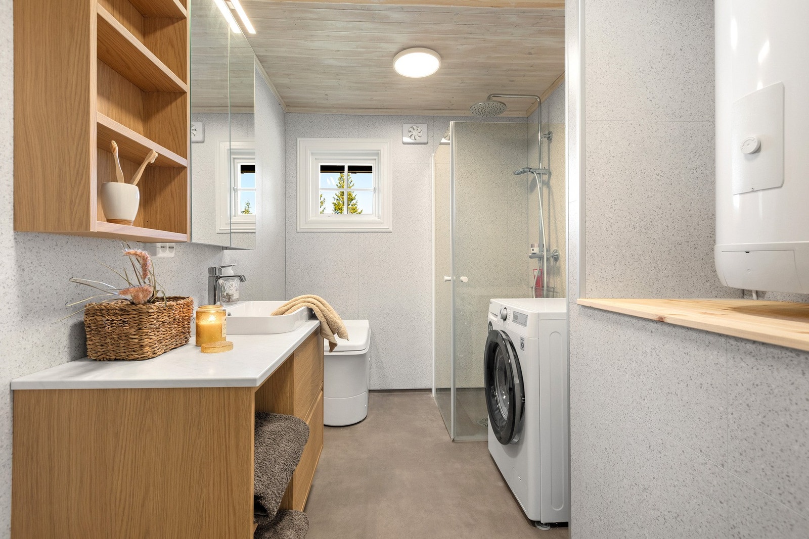 Hytta har et lyst og moderne bad innredet med baderomsplater på veggene og panel i himlingen. Gulvet har vinylbelegg med elektriske varmekabler. Galleribilde