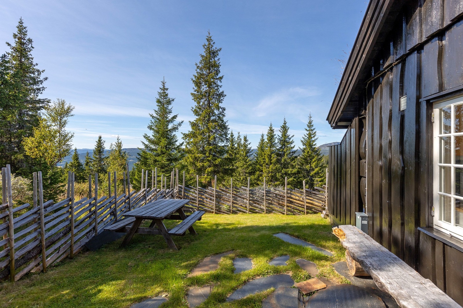 Det er godt med boltreplass rundt hytta, for lite og stor. Galleribilde