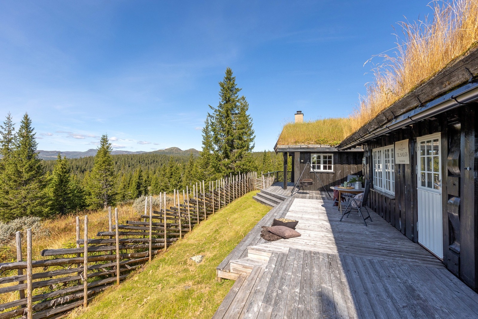 Hytta ligger fritt og luftig til med svært gode solforhold og flott utsikt mot Skeikampen, Synnfjellet og videre vestover mot Vestfjell og Jotunheimen. Galleribilde