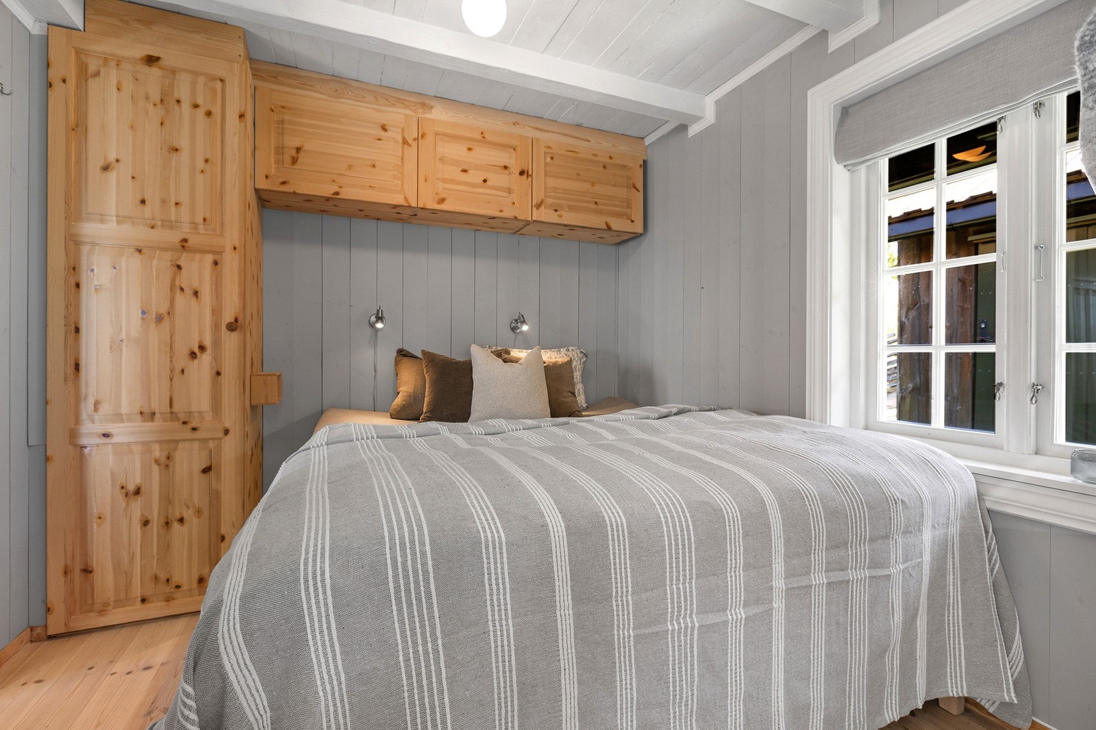 Det er tre soverom som alle byr på gode løsninger for både voksne og barn, og gir plass nok til både familien og gjester. Galleribilde