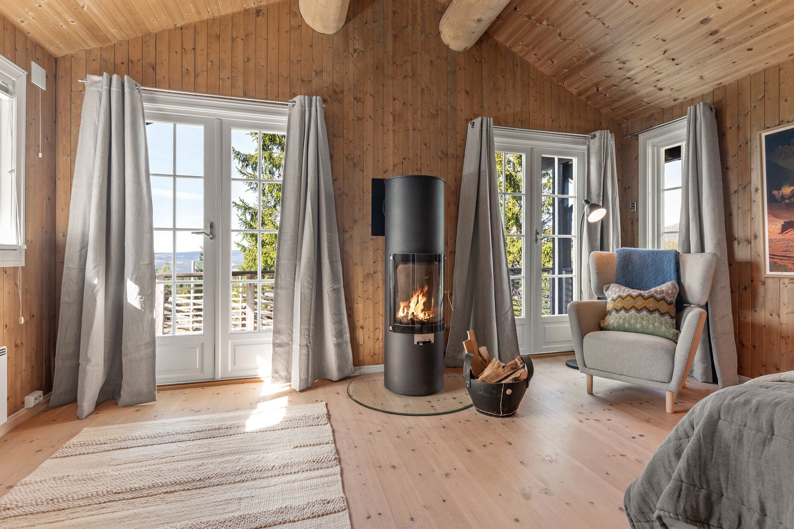 Fra stuen er det direkte utgang til en romslig terrasse, som inviterer til solrike dager. Galleribilde