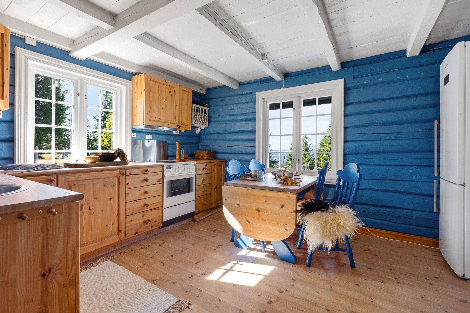 Kjøkkenet er utstyrt med kjøl-/fryseskap, komfyr med komfyrvakt samt ventilator med avtrekk ut. Galleribilde