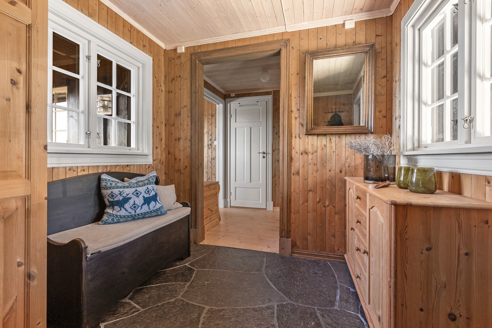 I entréen er det god garderobeplass, og herfra har man også tilgang til en bod med plass til alt man trenger av fritidsutstyr. Galleribilde